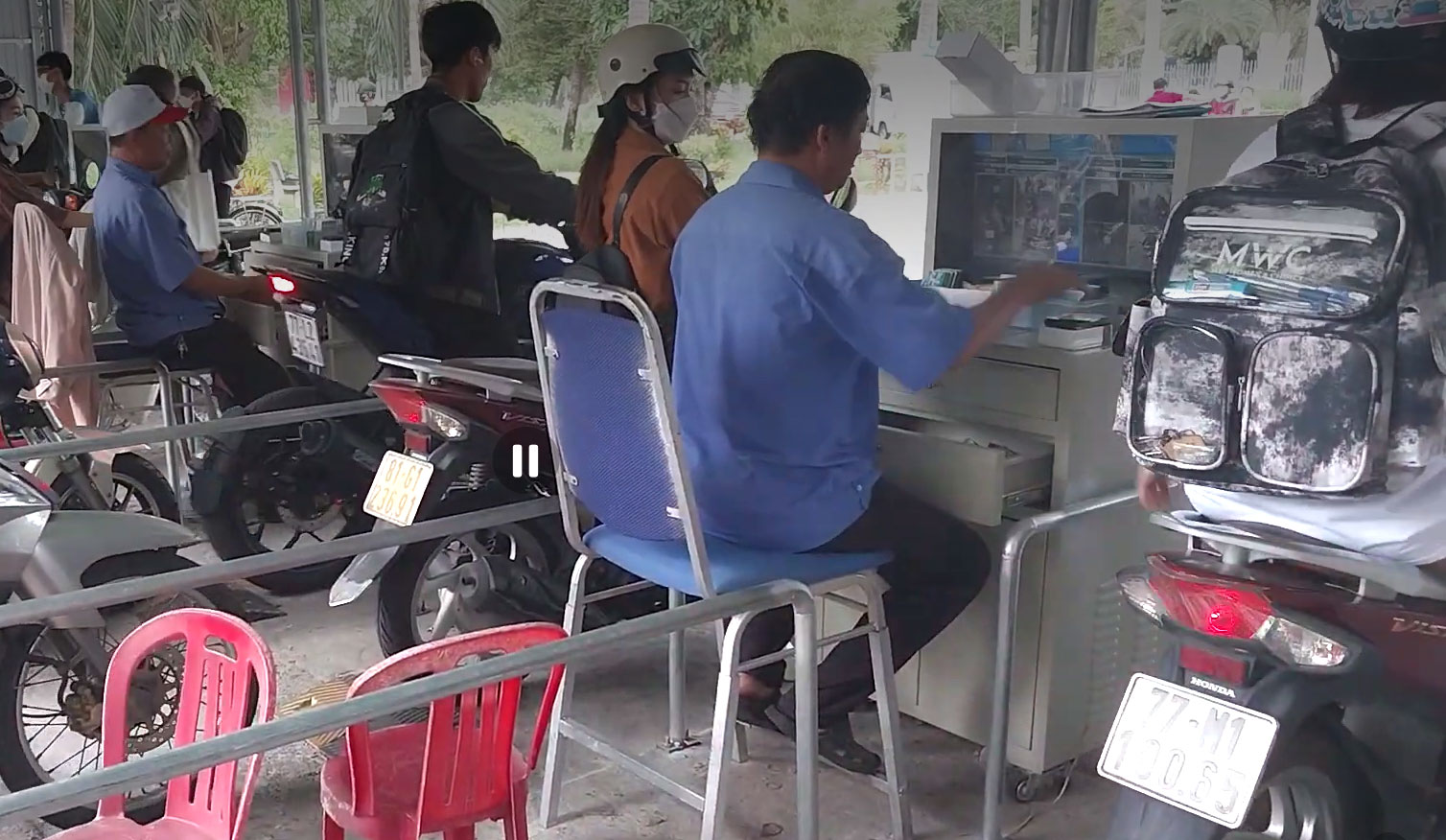 Hệ thống giữ xe bằng thẻ từ kết hợp với biển số xe